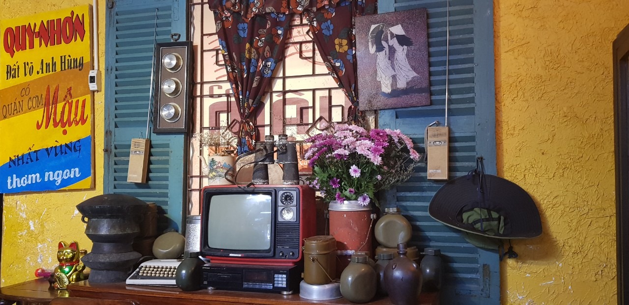 Những chiếc tivi cũ, những chiếc bình hoa bé xinh tại không gian Mậu - Ảnh: cơm Mậu Quy Nhơn