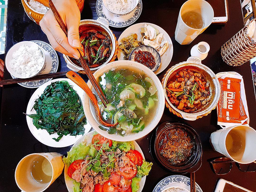 Bữa cơm gia đình Việt ngon miệng, ấm cúng.