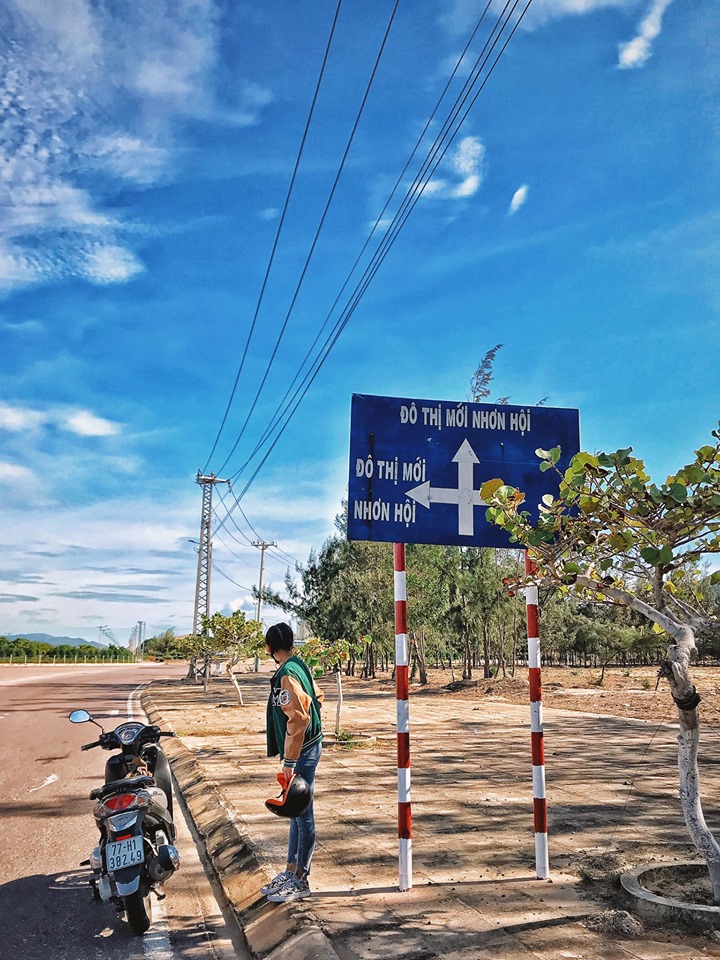 Băng qua cầu Nhơn Hội đến bùng binh các bạn rẽ trái rồi đi thẳng nhé - Ảnh: Trần Thị Thu Hương