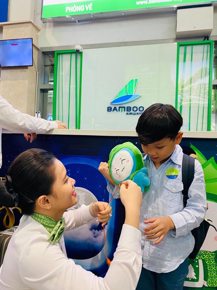 Hiện nay, Bamboo Airways còn có cả dịch vụ chăm sóc cho cả các bé có thể tự đi chuyến bay một mình mà không có bố mẹ. Ảnh: Bamboo Airways