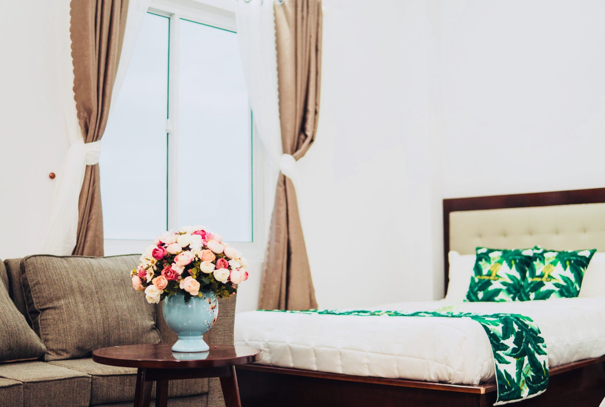 Với màu xanh tươi mát, các bạn sẽ cảm thấy thật thoải mái ngay từ lần đầu bước chân vào phòng - Ảnh: Flora Hotel