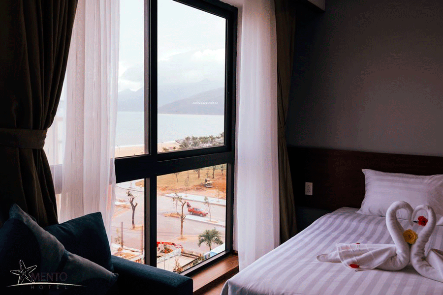 Đa số các phòng đều có cửa sổ và ban công view hướng biển - Ảnh: Mento Hotel