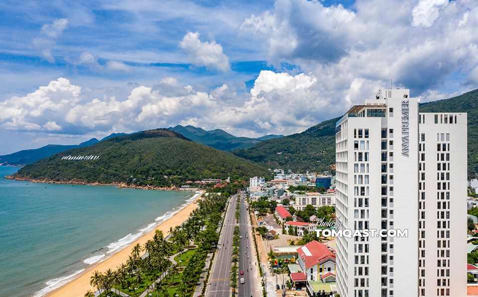 Khách sạn Anya Premier cao 24 tầng với view ngắm cảnh tuyệt đẹ: 1 bên là biển trong xanh ngát, 1 bên là dải núi của khu du lịch Hàn Mạc Tử - Ảnh: Tomquast