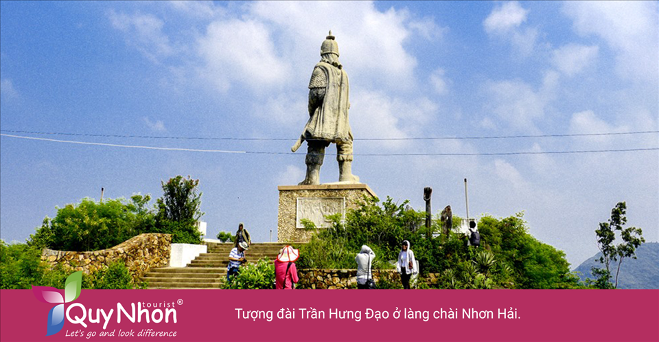 Câu thơ “Đá vẫn trơ gan cùng tuế nguyệt” của Bà Huyện Thanh Quan thật phù hợp để nói về tượng đài Trần Hưng Đạo ở làng chài Hải Minh.