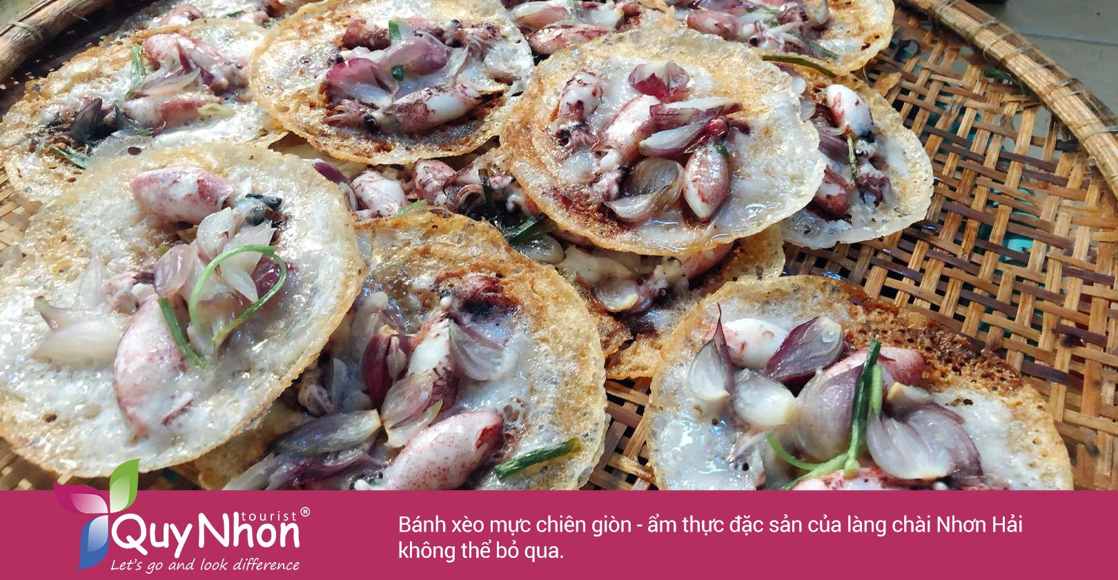 Bánh xèo mực chiên giòn - ẩm thực đặc sản của làng chài Nhơn Hải không thể bỏ qua. Du lịch tự túc Hòn Khô nhất định phải ăn món này.