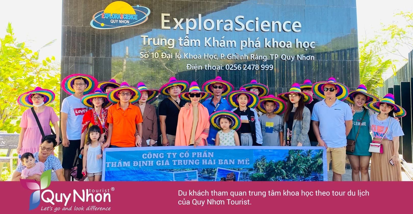 Du khách tham quan trung tâm khoa học theo tour du lịch của Quy Nhơn Tourist.