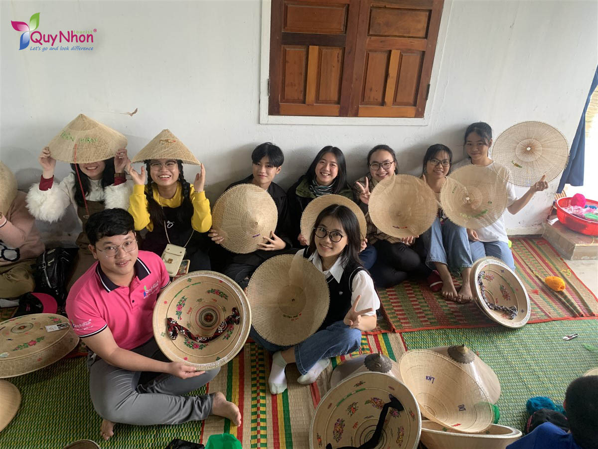 Lớp 12 chuyên toán - Trường THPT Chuyên Lê Quý Đôn - Tour Làng nghề Bình Định 1 ngày - Quy Nhơn Tourist