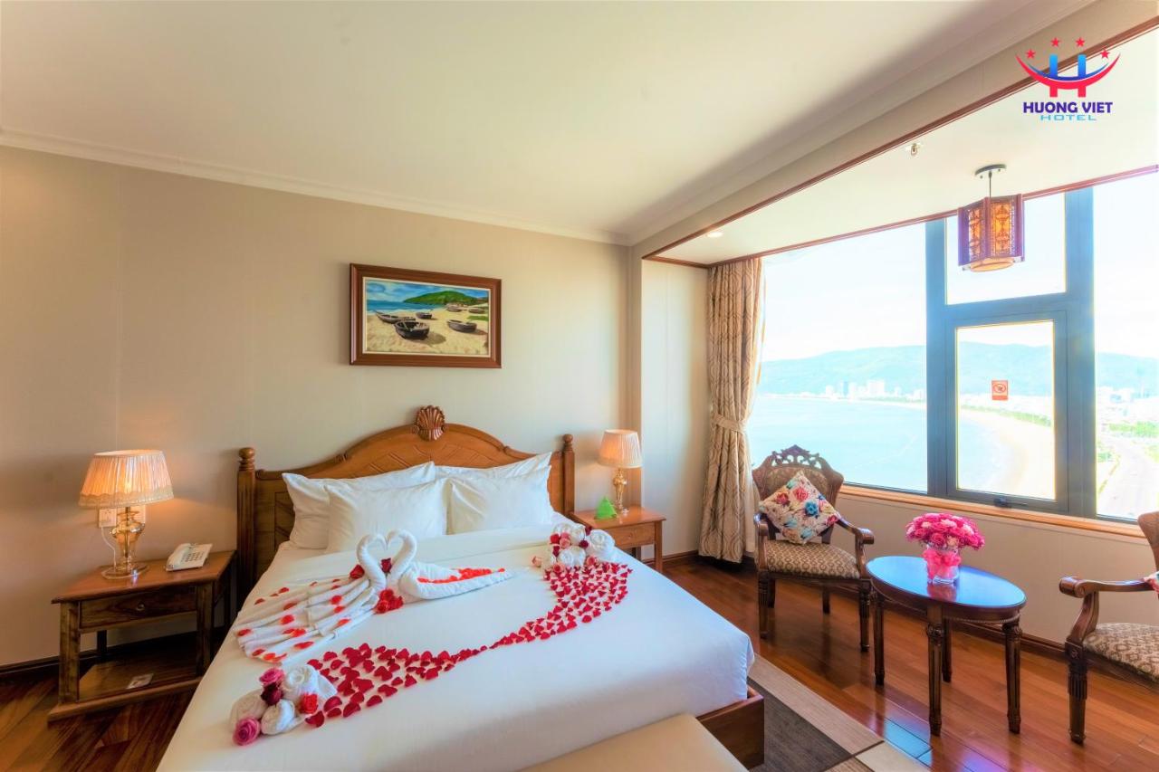 Hồ bơi trong nhà là một điểm đặc biệt tại Hương Việt Hotel Quy Nhơn