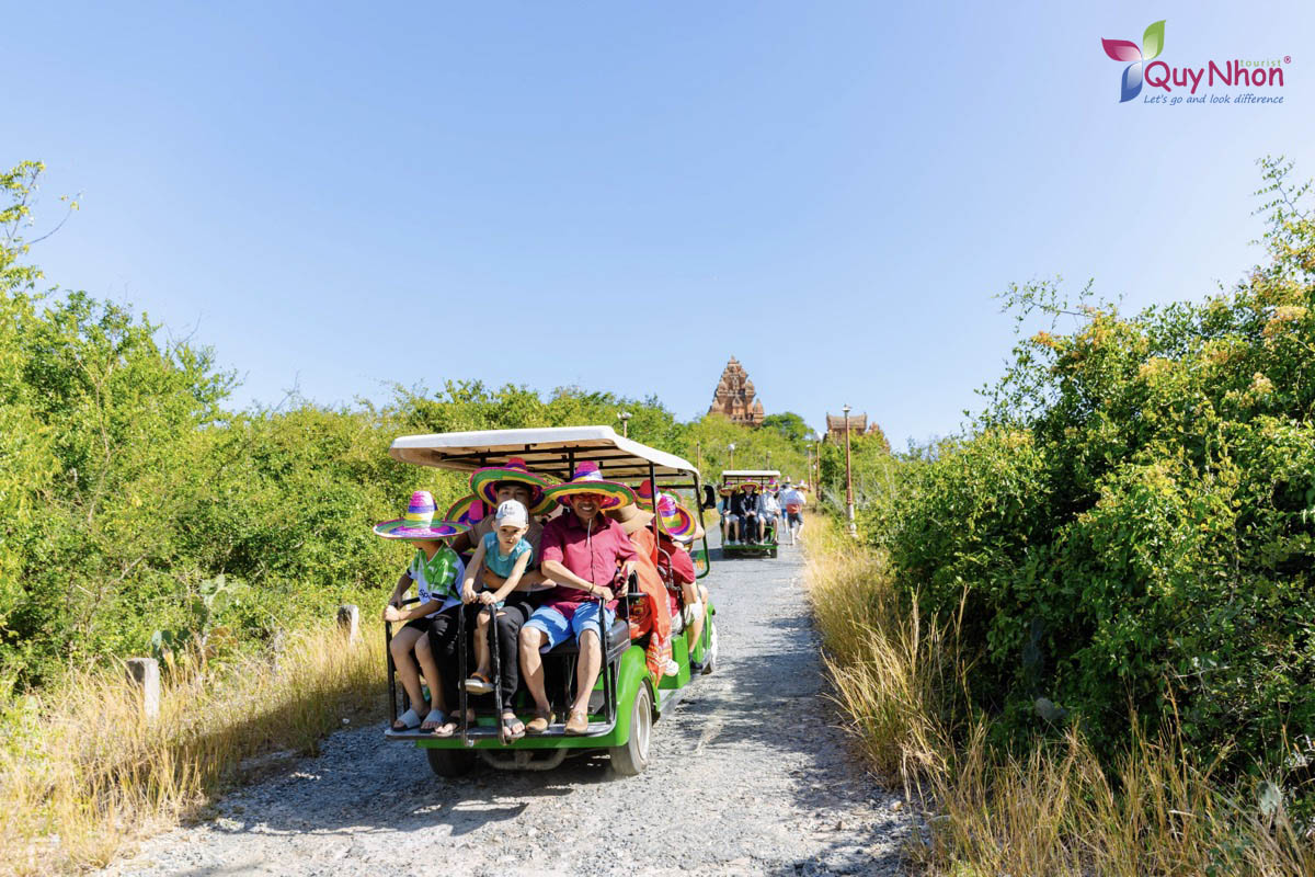 Trường Đại học Công nghệ Miền Đông - Tour Ninh Chữ - Vịnh Vĩnh Hy - Tanyoli - Quy Nhơn Tourist
