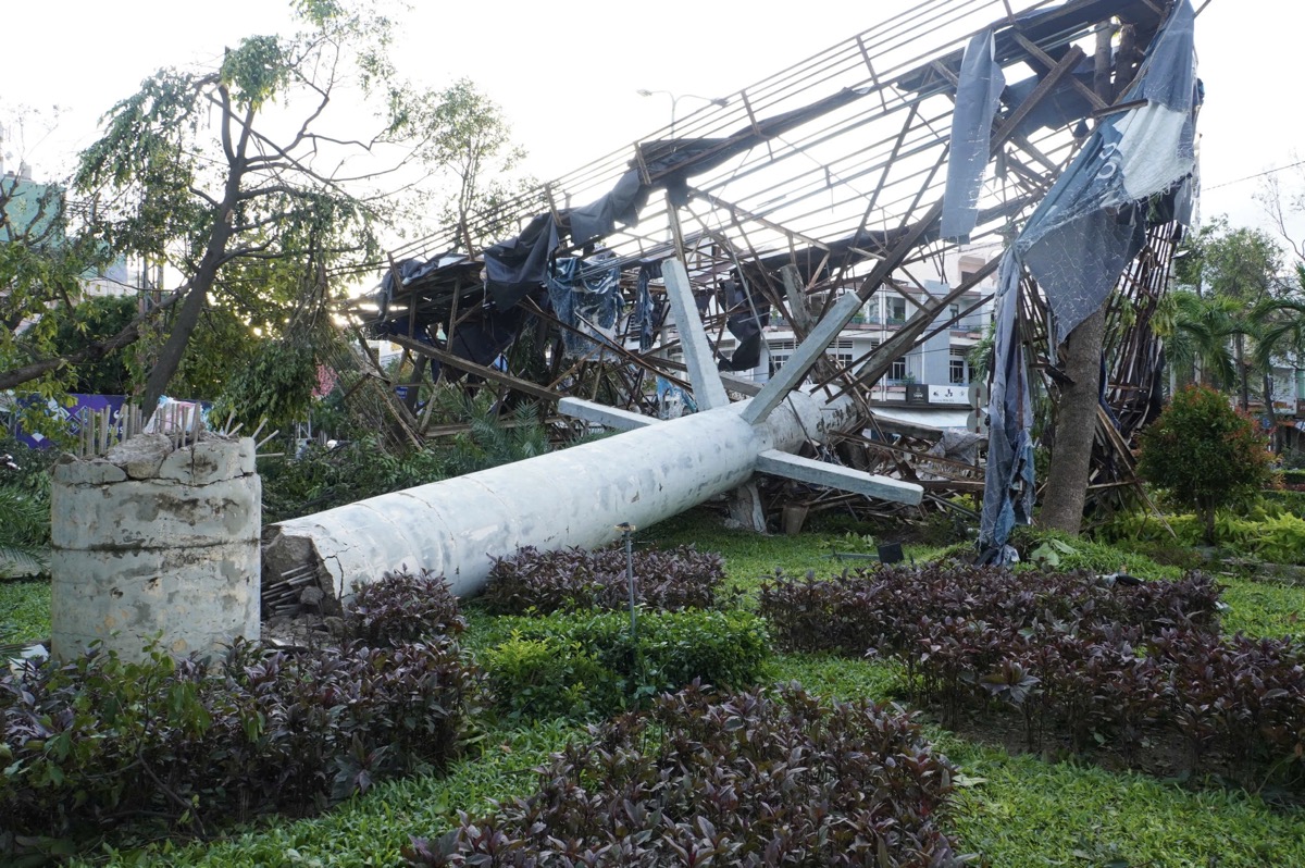 Quy Nhơn Tourist ra quân dọn dẹp bãi biển sau bão số 13 Kalmaegi