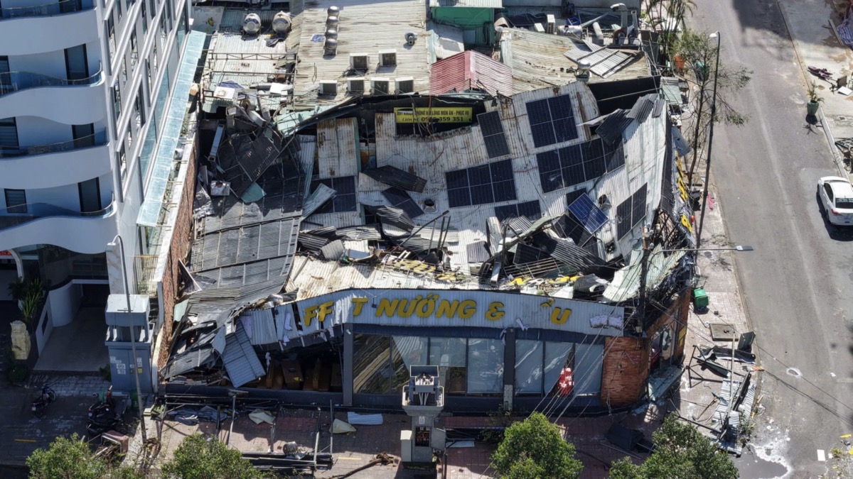 Quy Nhơn Tourist ra quân dọn dẹp bãi biển sau bão số 13 Kalmaegi