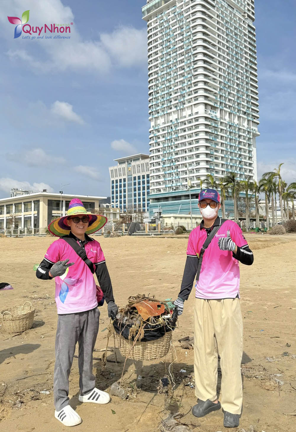 Quy Nhơn Tourist ra quân dọn dẹp bãi biển sau bão số 13 Kalmaegi