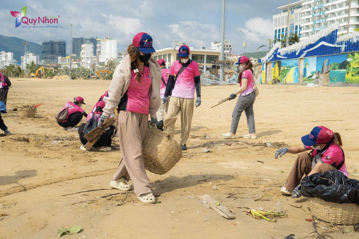 Quy Nhơn Tourist ra quân dọn dẹp bãi biển sau bão số 13 Kalmaegi