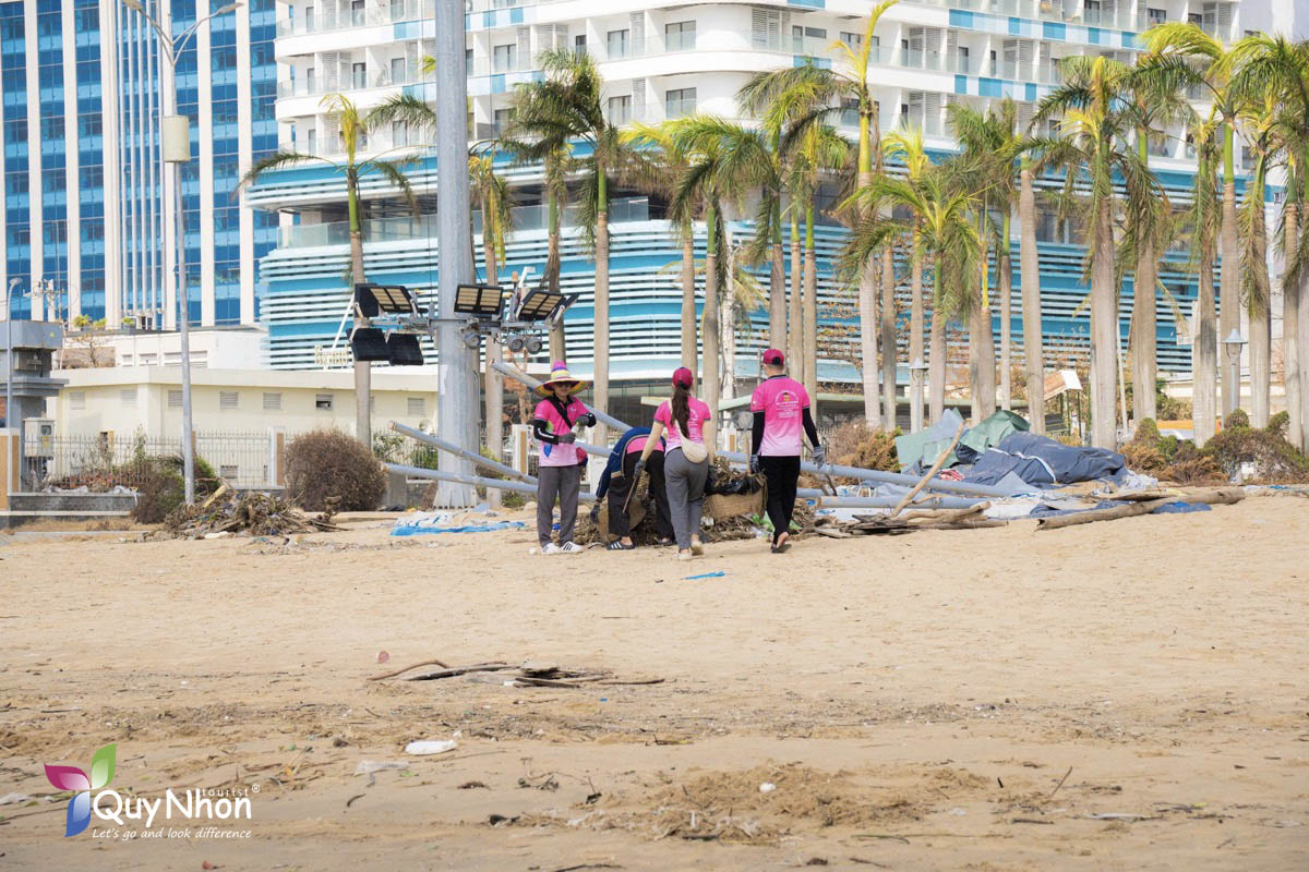 Quy Nhơn Tourist ra quân dọn dẹp bãi biển sau bão số 13 Kalmaegi