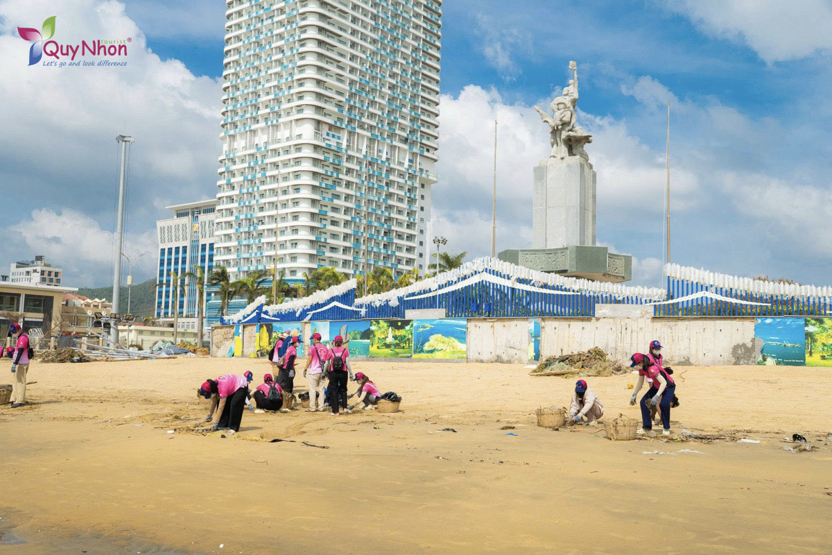 Quy Nhơn Tourist ra quân dọn dẹp bãi biển sau bão số 13 Kalmaegi