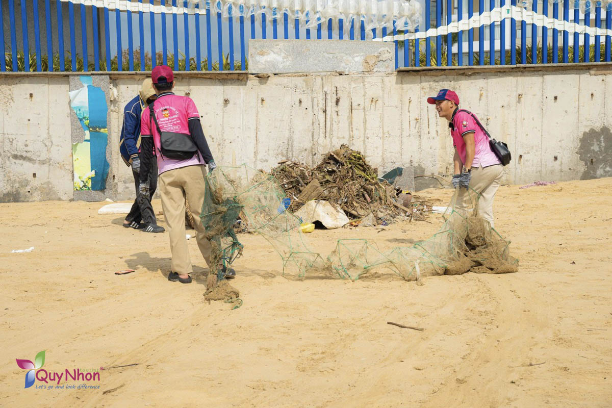 Quy Nhơn Tourist ra quân dọn dẹp bãi biển sau bão số 13 Kalmaegi