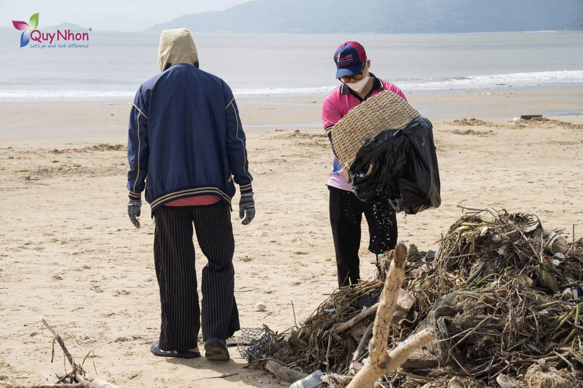 Quy Nhơn Tourist ra quân dọn dẹp bãi biển sau bão số 13 Kalmaegi
