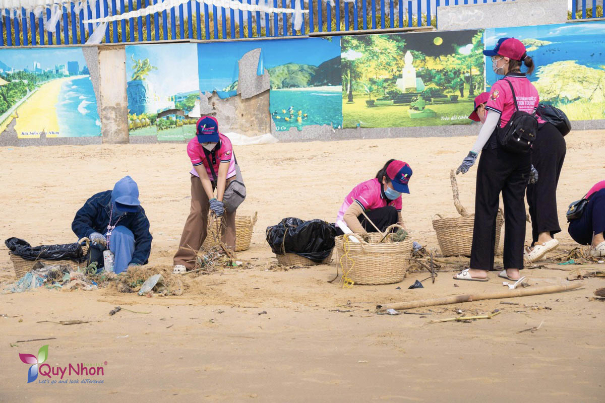 Quy Nhơn Tourist ra quân dọn dẹp bãi biển sau bão số 13 Kalmaegi