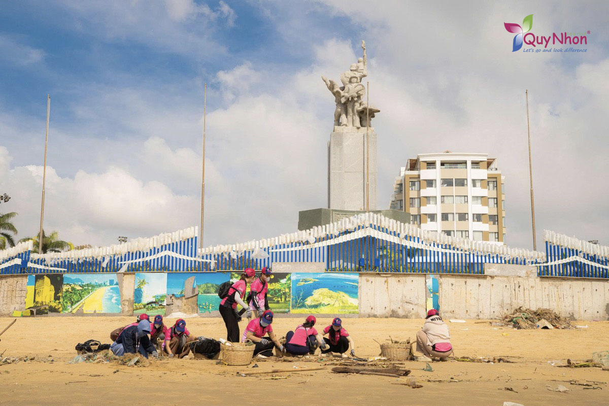 Quy Nhơn Tourist ra quân dọn dẹp bãi biển sau bão số 13 Kalmaegi