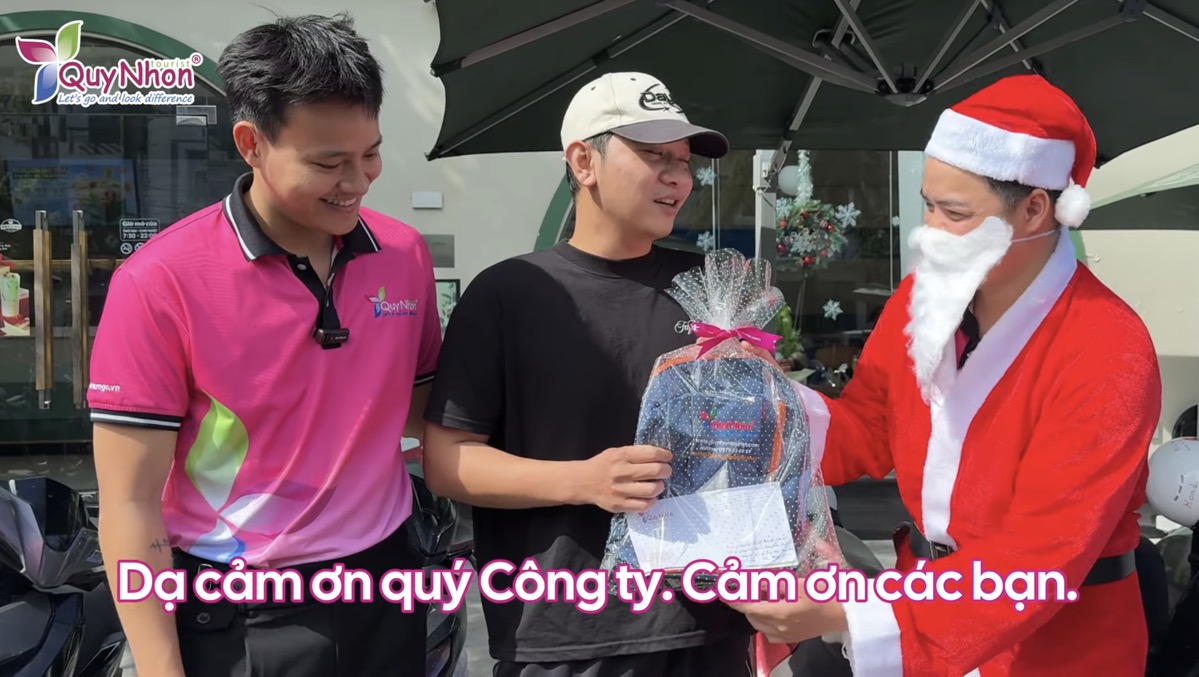 Quy Nhơn Tourist trao quà Noel cho hướng dẫn viên